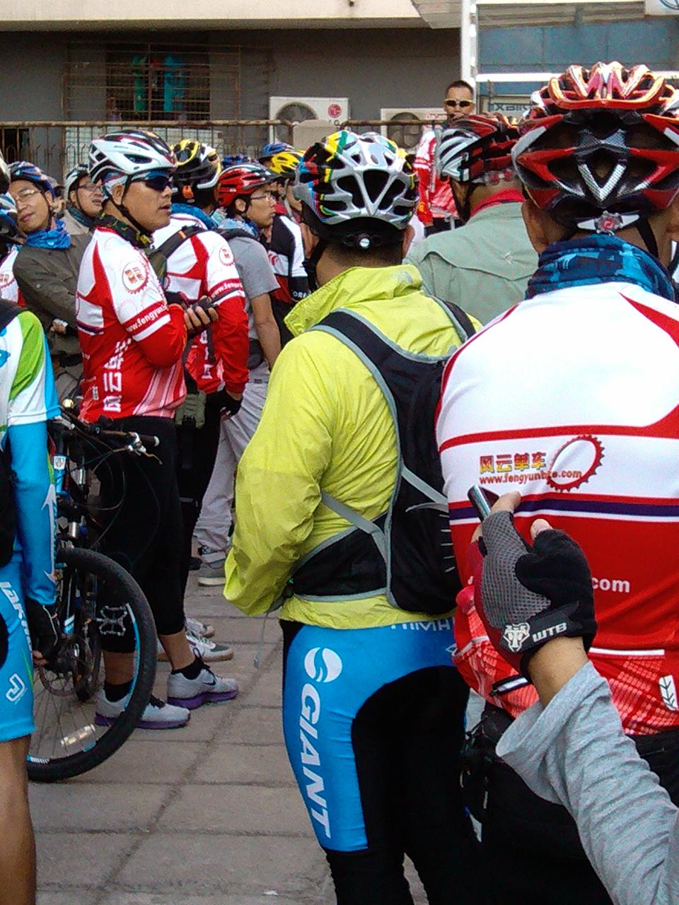  这位是吃饭时的赤膊哥吗 