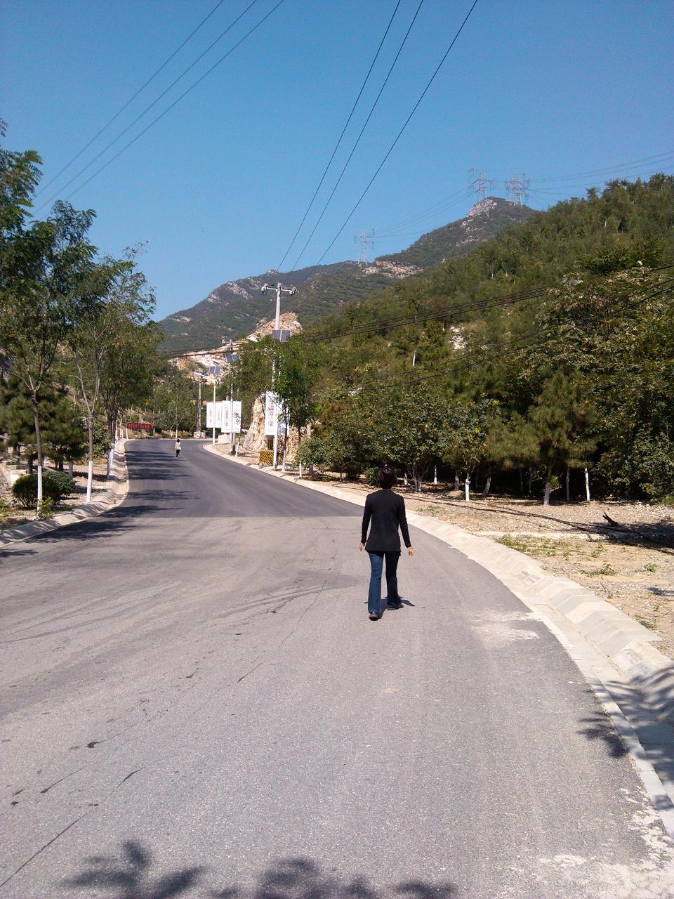 母女步行去千灵山。。。