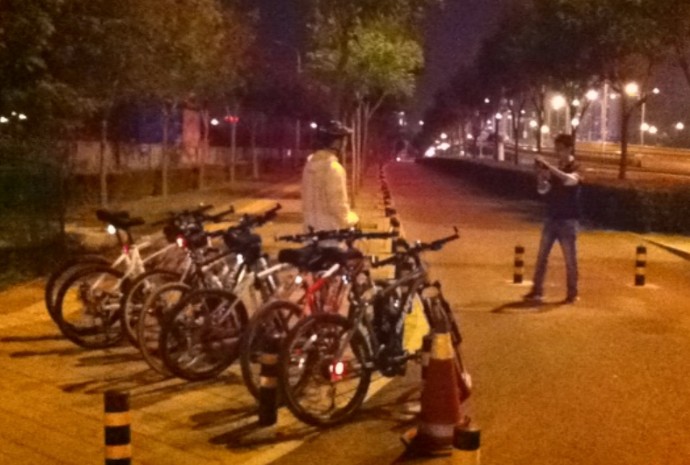 这俩臭美的，偷偷拍上了