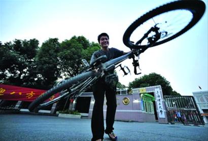 校门口李凯超摆弄着他的爱车