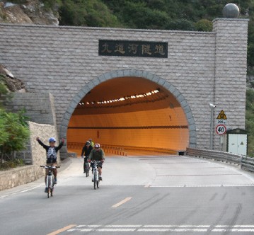 回程经过的九道河隧道