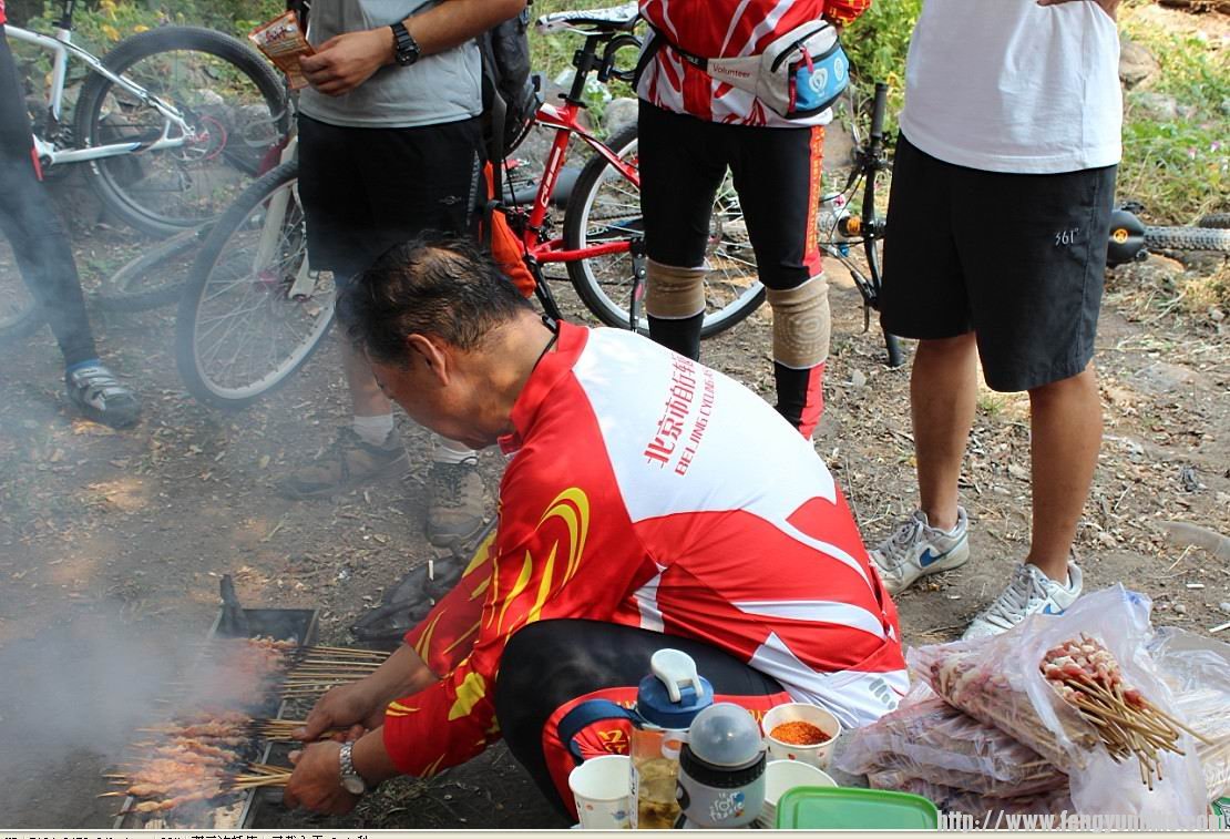 7我们都吃3串了他还没抬头呢