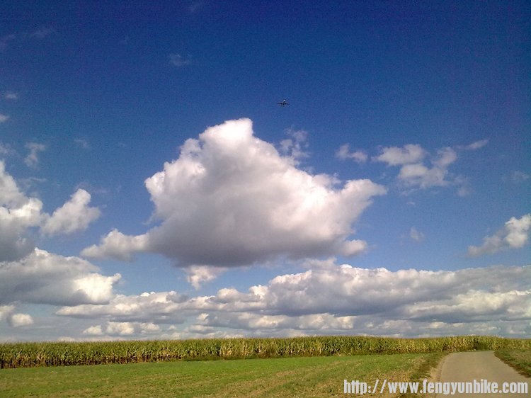 空中飞机正在下降