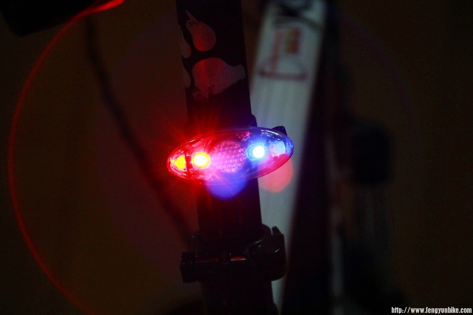 新买的尾灯不错挺亮的