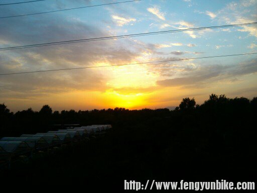 的太阳落山的余晖哦