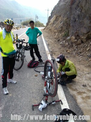 中途朋友的胎被扎了~一起换内胎党务不少事正好休息下