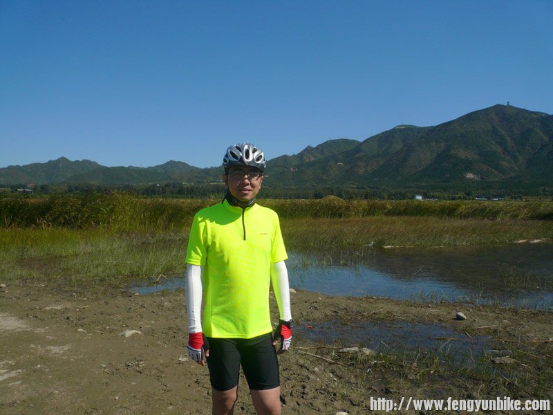 亮点是人，不是身后的泥泡子