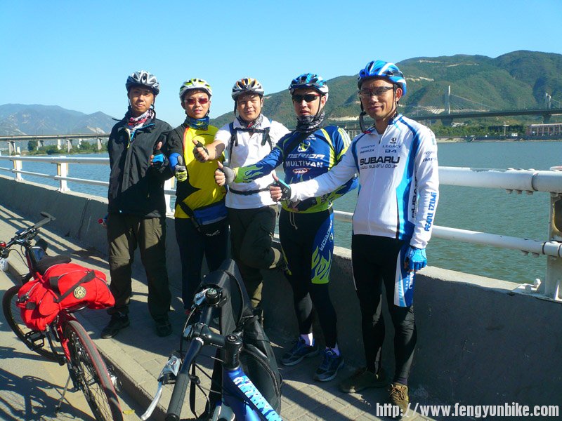 一路捡人，一路合影。