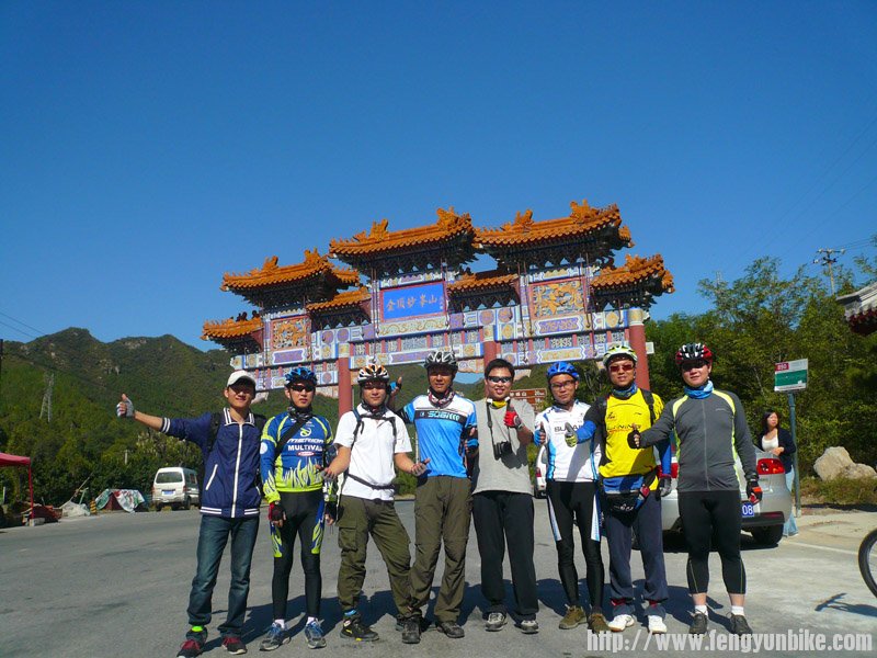 瞧：牌楼前的编制，招兵似乎并不难！