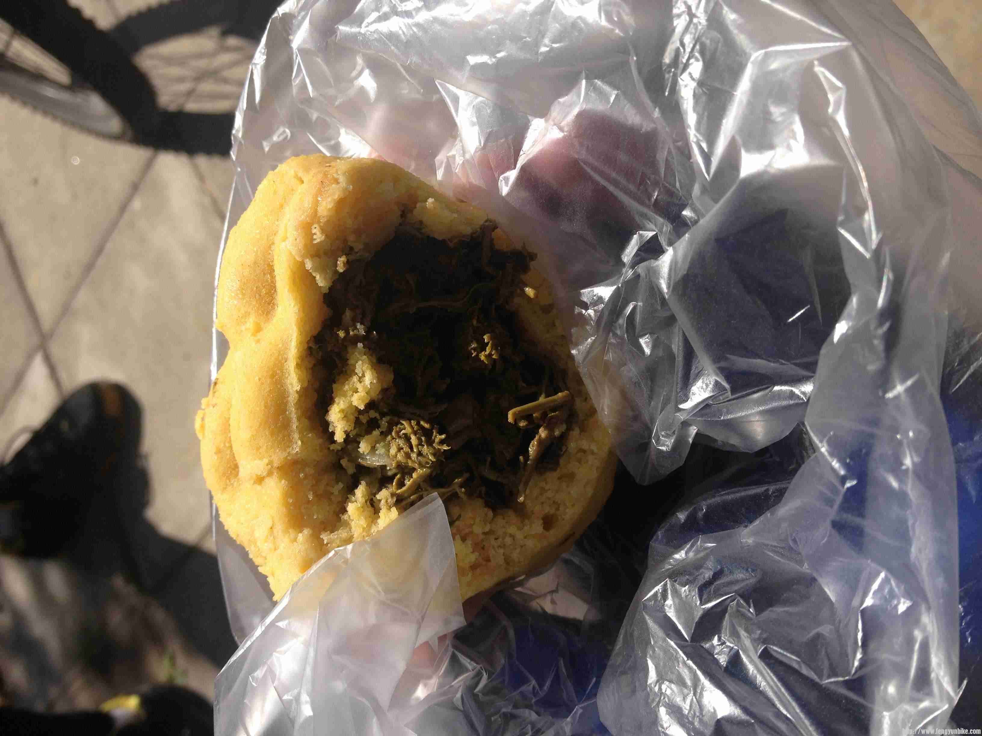 下山的时候一个大妈卖的菜包。很好吃，3块钱一个。