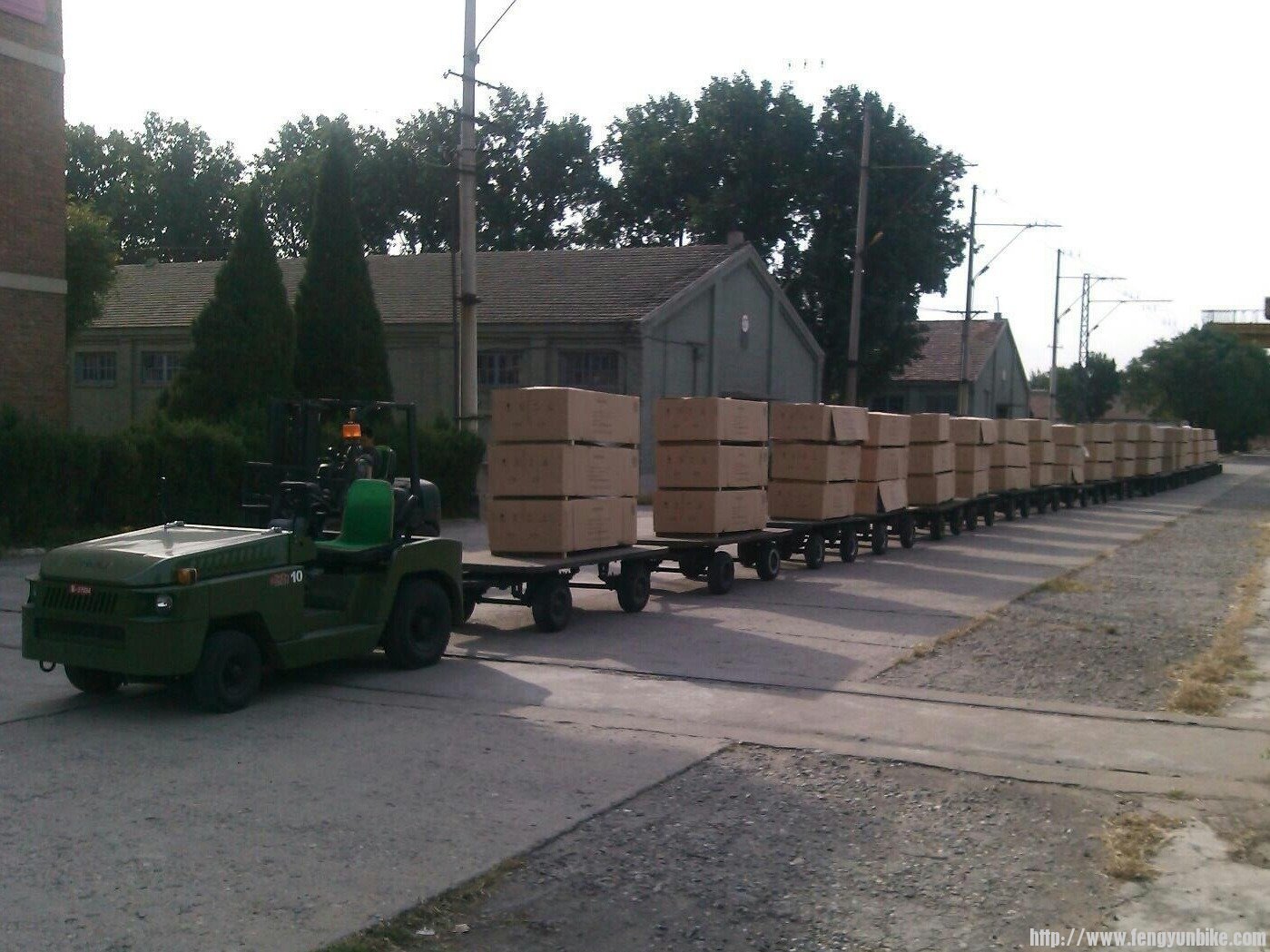 与我一起工作的坐骑 超长挂车有六十多米长