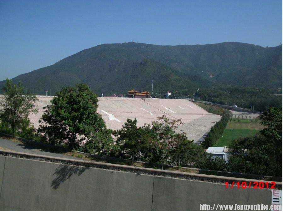 十三陵水库大坝.JPG