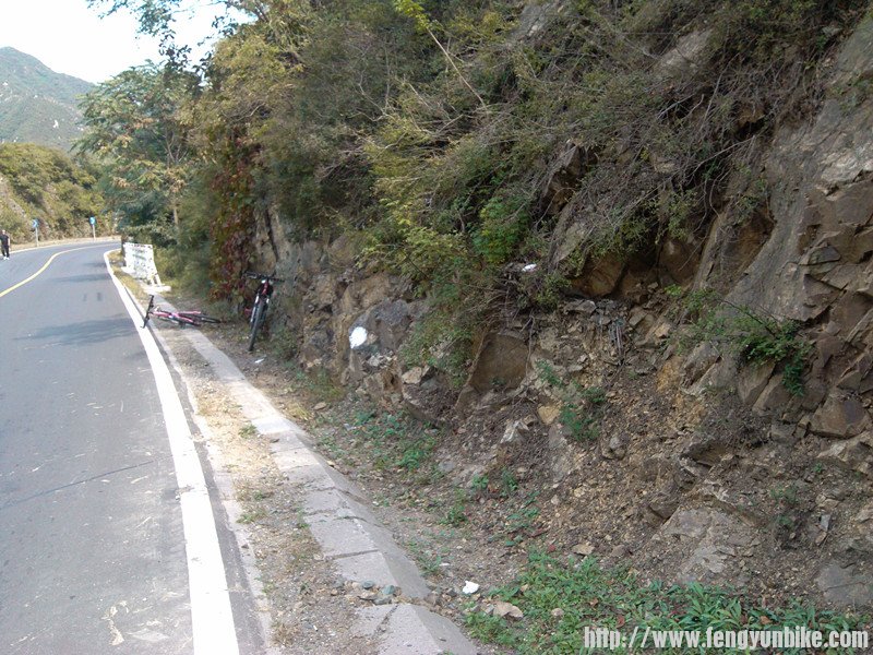 从这里蹭着山过去的