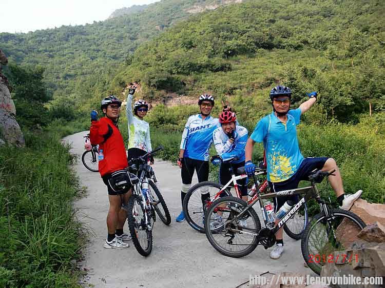 金顶下来  一路放歌  向阳台山进军.jpg