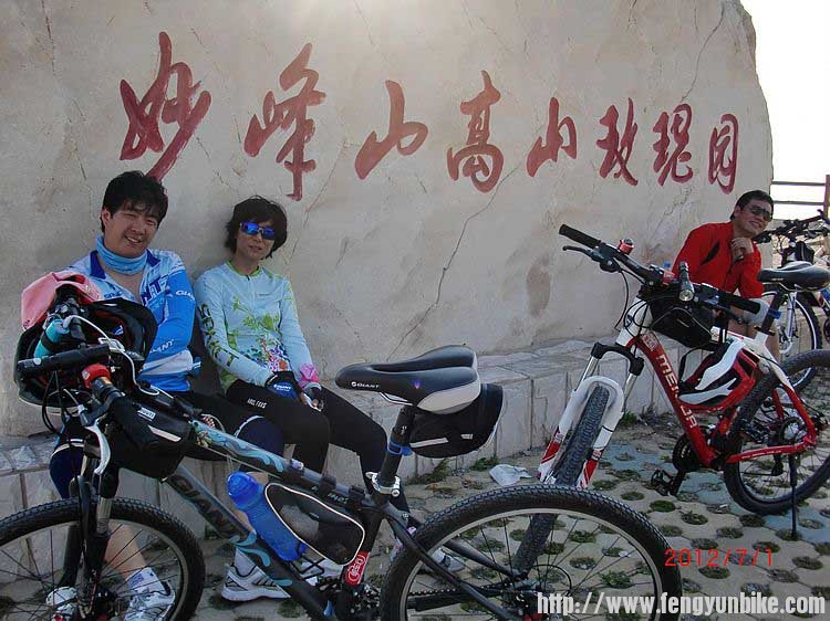 幸福的小两口 旁边还一个灯泡 呵呵.jpg