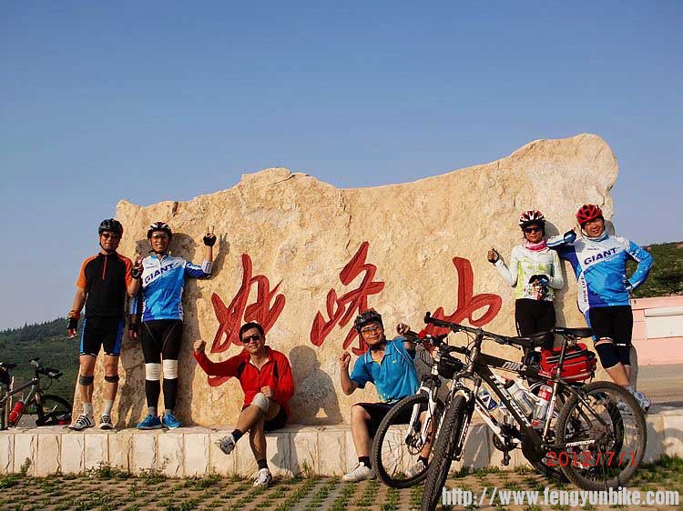 阳台山在日落夕阳的照耀下格外的美  心旷神怡的感觉油然而生.jpg