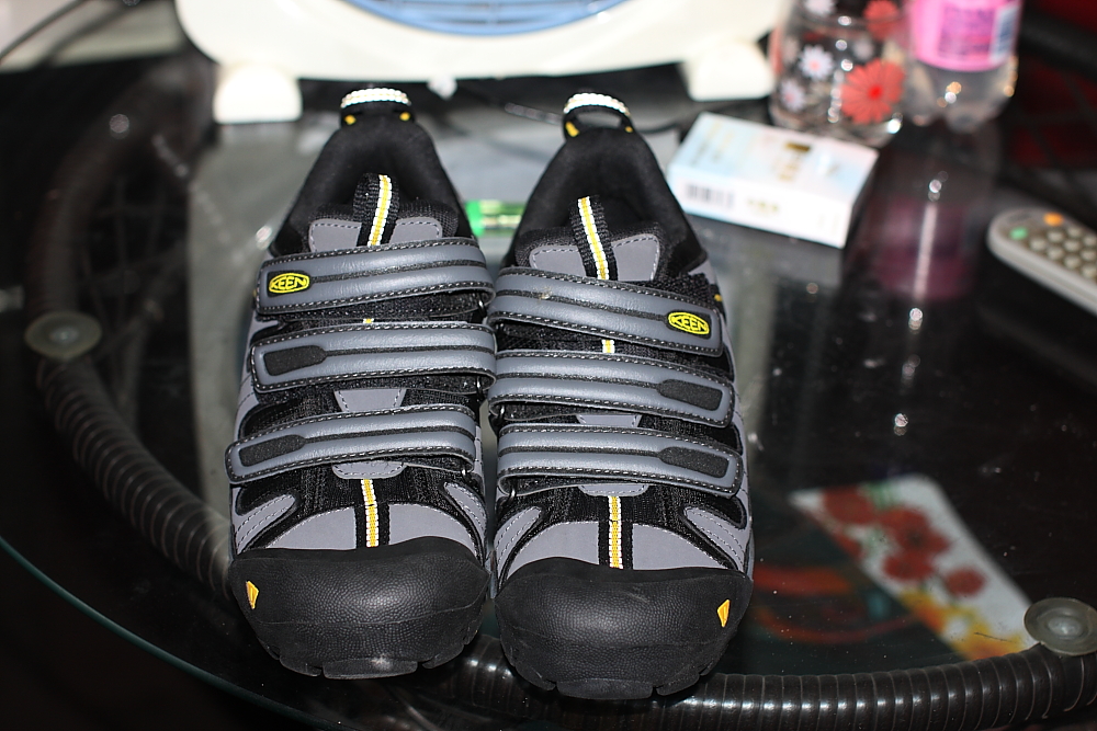 鞋底很硬，骑行鞋必须的