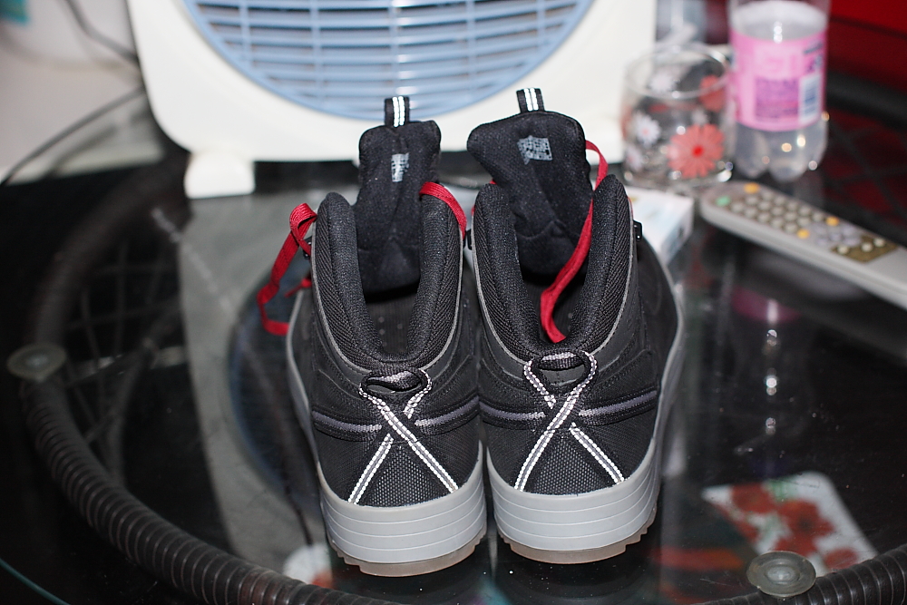 后跟部位，里面还有几双帆布鞋款，才三百多块钱，很想来一双，还有一双不错的登山徒步鞋，无奈钱包厚度不够 ...