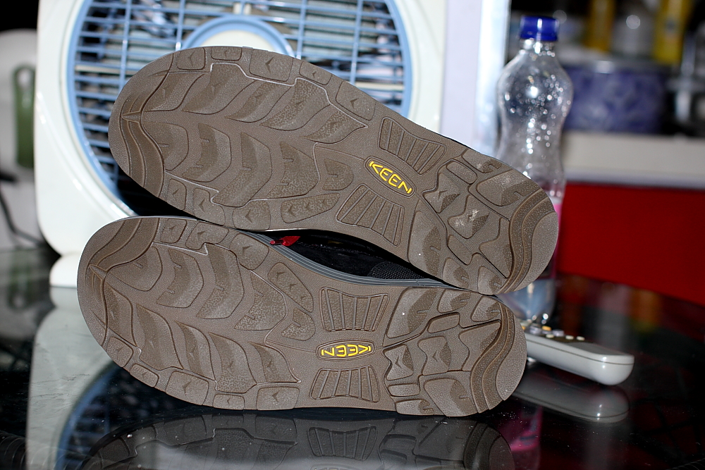 结实的牛筋底，我昨天穿这鞋去了趟天津，参加同学的婚礼，脚感非常不错，鞋底硬朗，这是户外鞋基本的感觉。 ...