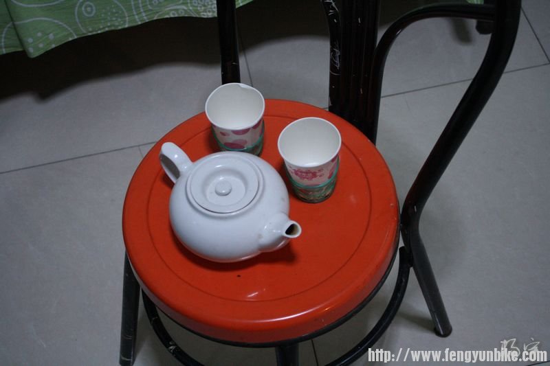 刚进屋没有桌子，老板给上的茶