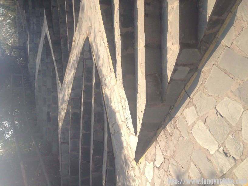 山上有残疾人通道哦，很有爱···