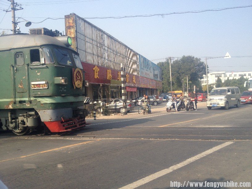 京周路上给火车让路