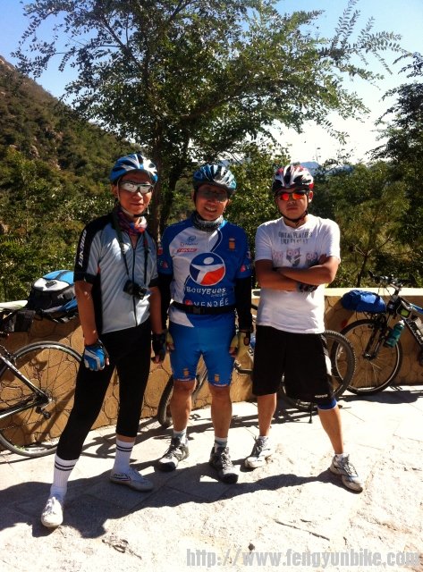 解字石上有三人