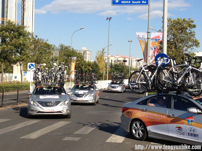 车顶上都是“毒物”，很招摇！