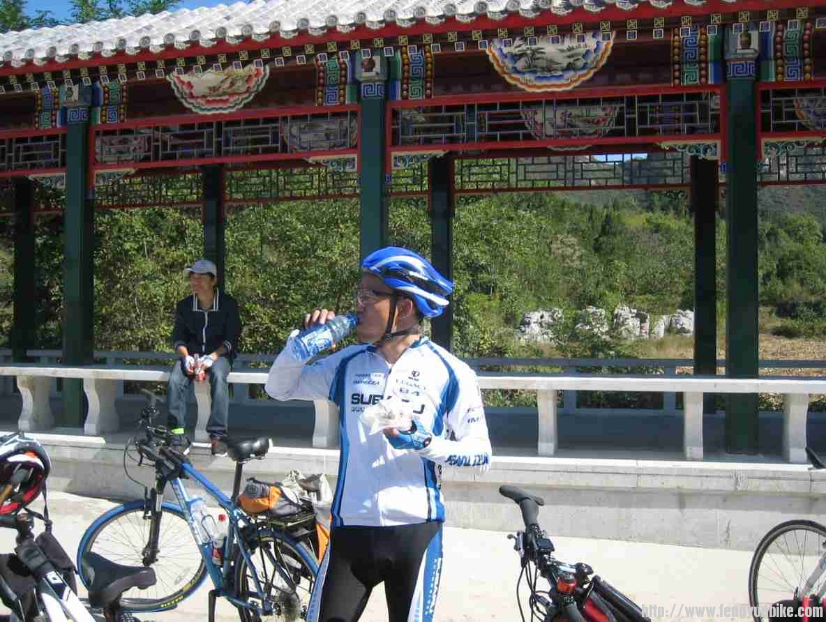 妙峰山6 吃馒头.jpg