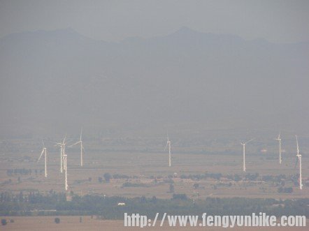 水库附近的大风车.jpg