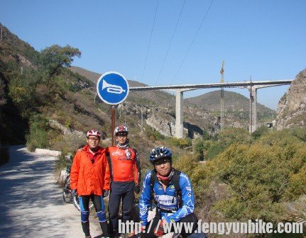 鸣笛标志下的合影