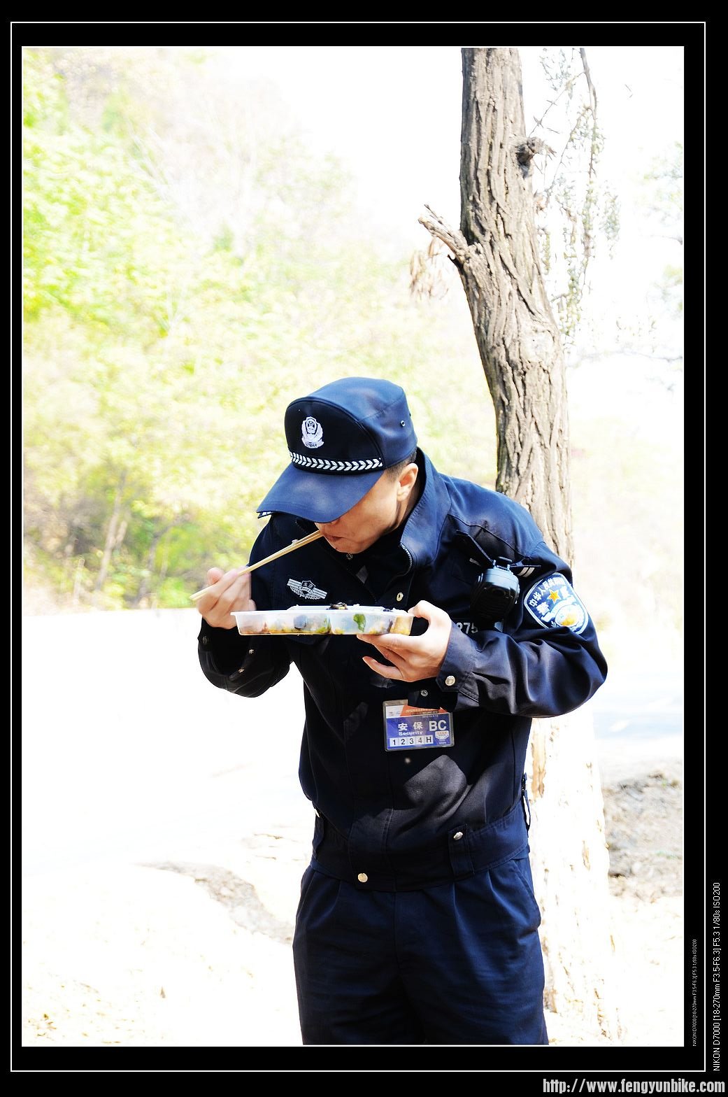 为了安全，警官陪我们观赛