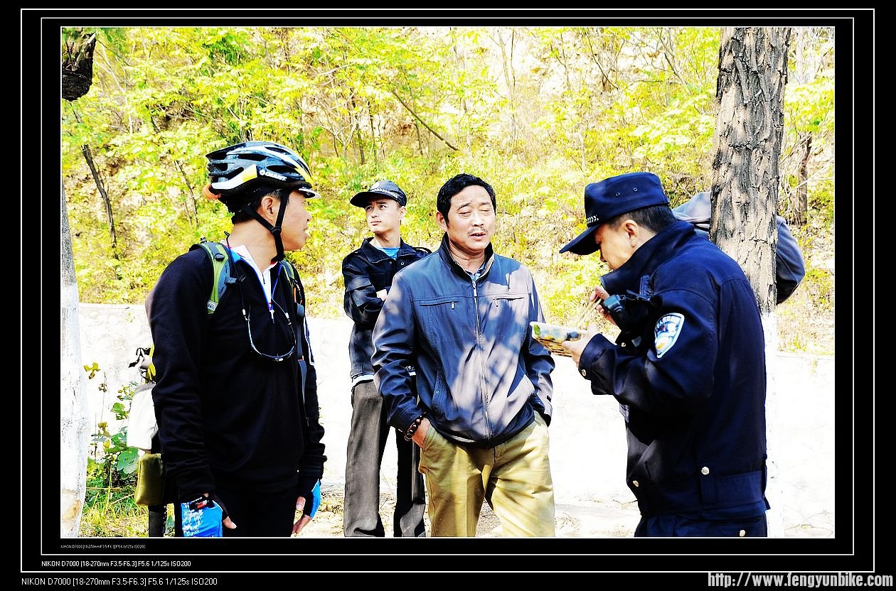 警官与受雇村民与又土弓虽聊天