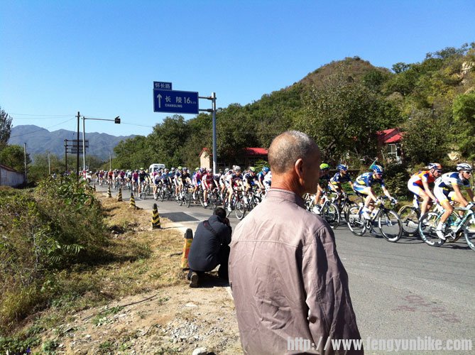 老大爷，别抢镜头啊！