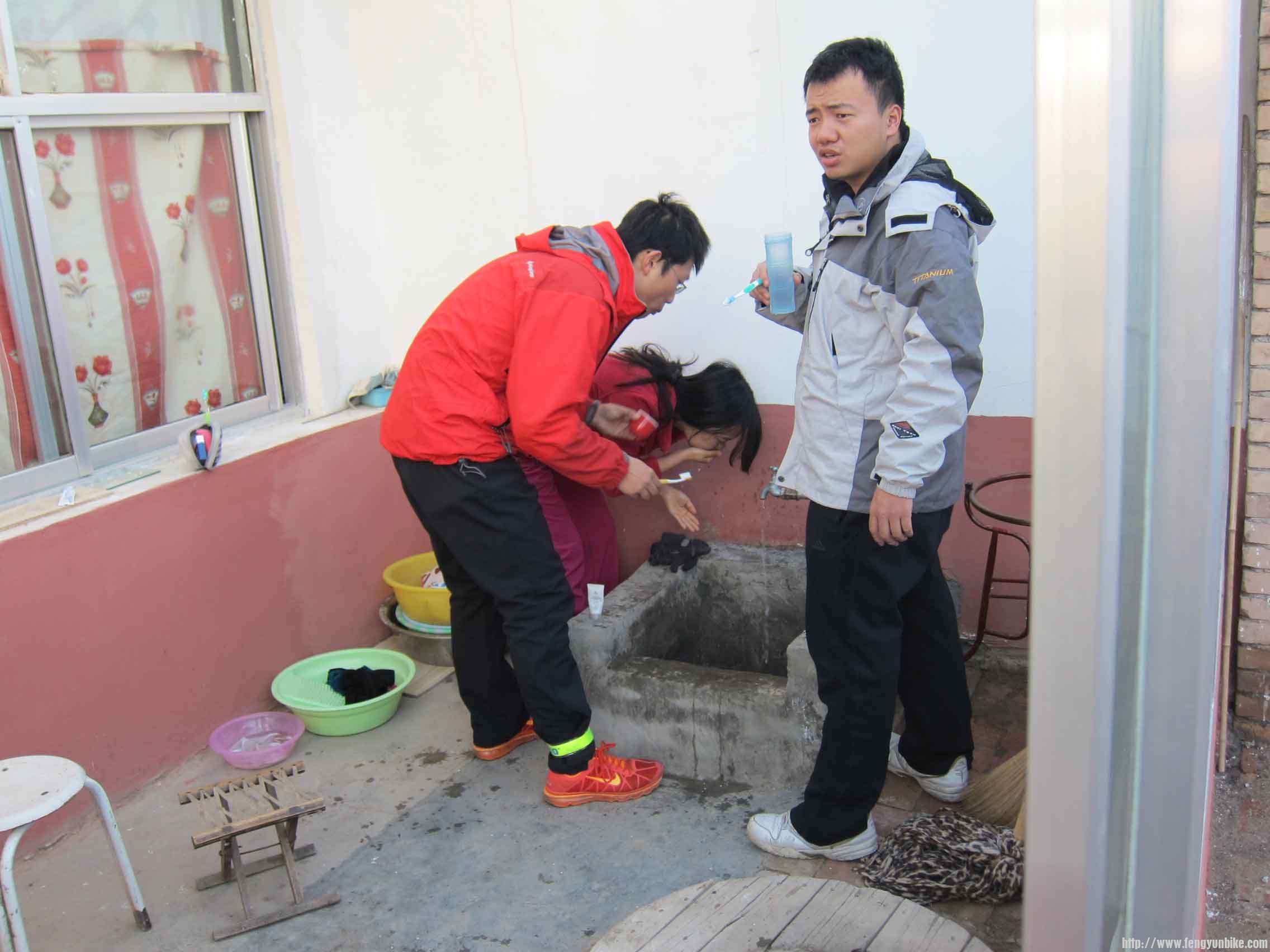 早上洗脸，条件些艰苦