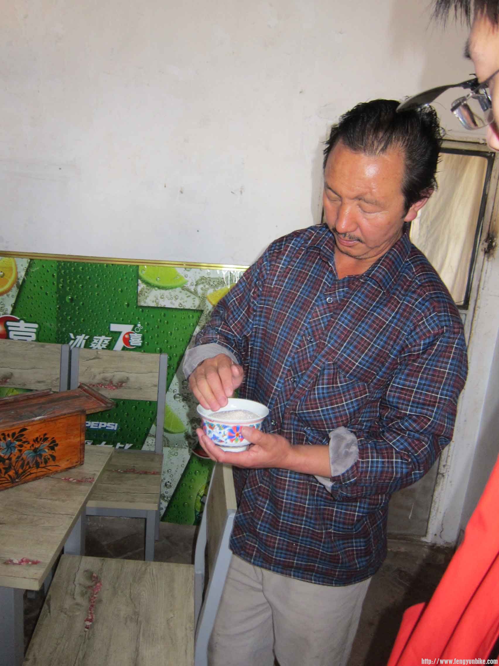 大叔亲手给我们做糌粑