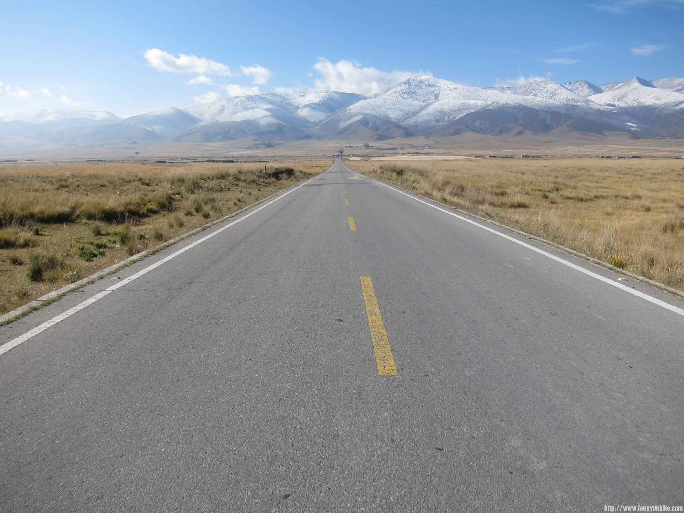 笔直，空旷的路