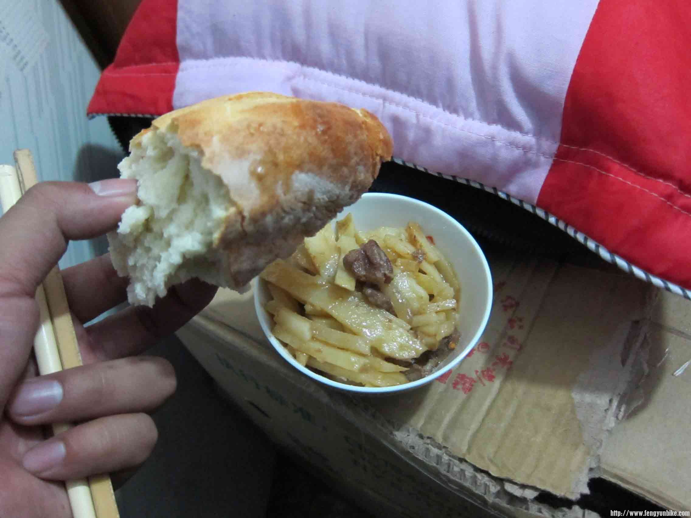 藏民把我们拖到家中，什么都不说就端上自家干粮