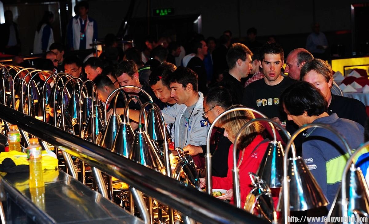 嘉宾享受丰盛晚宴