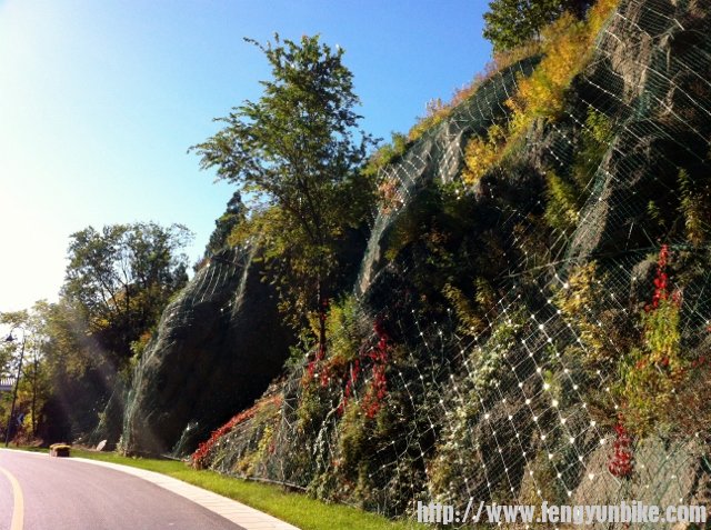 看这护坡做的多规范