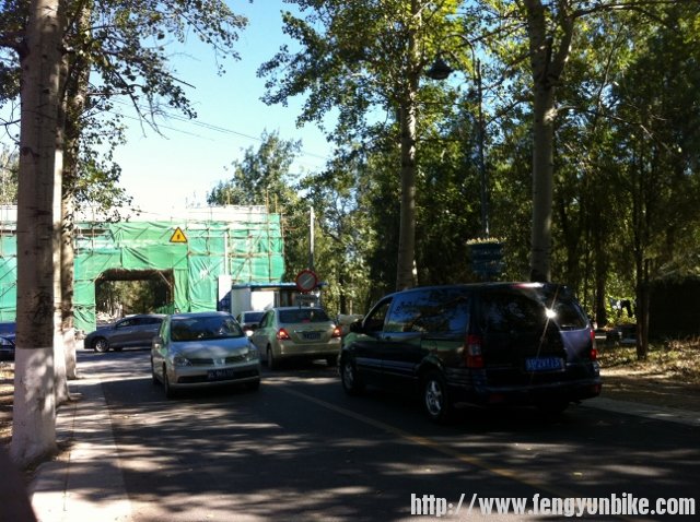 新做的衙门。。很多车主都只能掉头