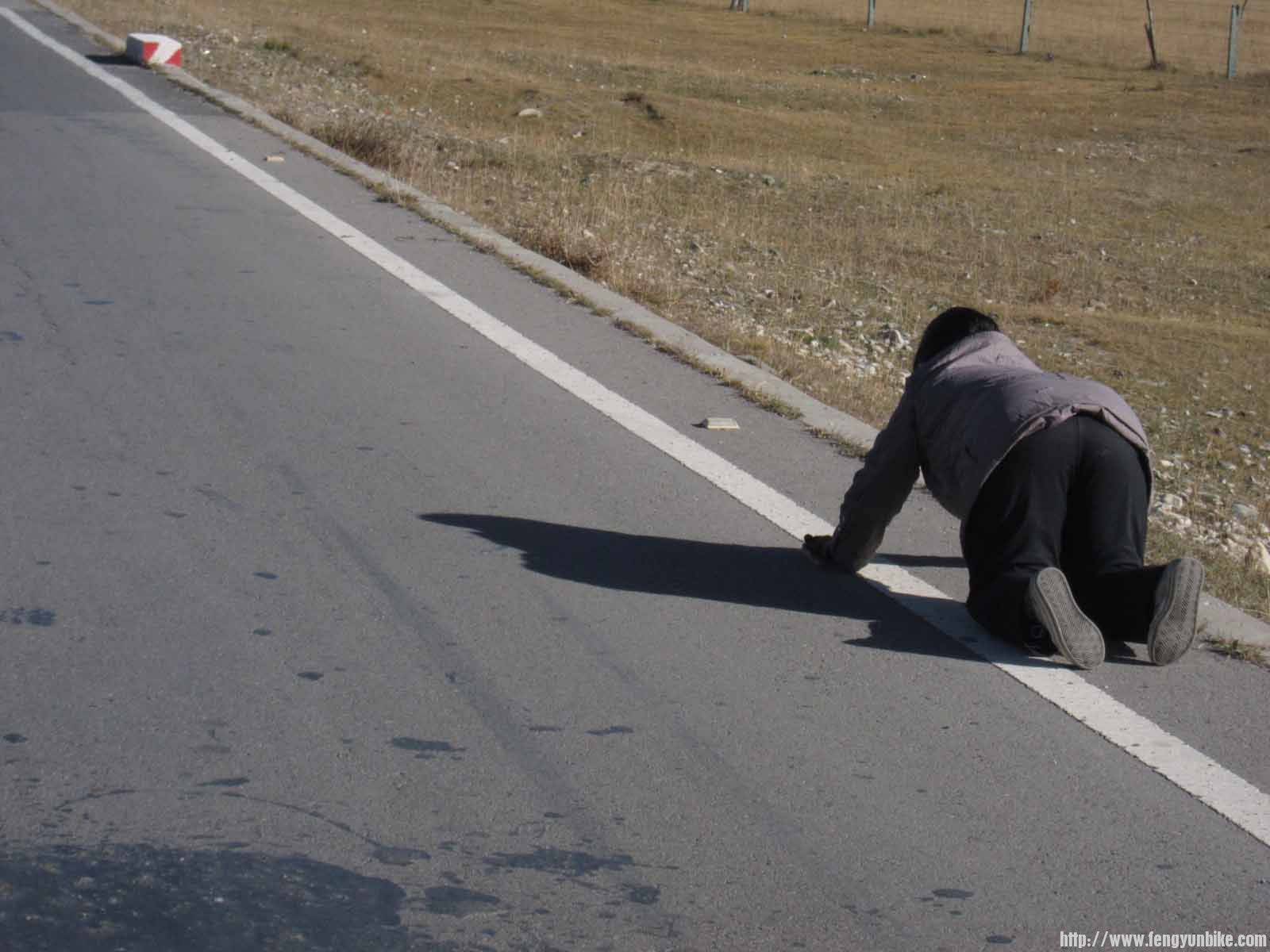 朝拜的人，敬佩。