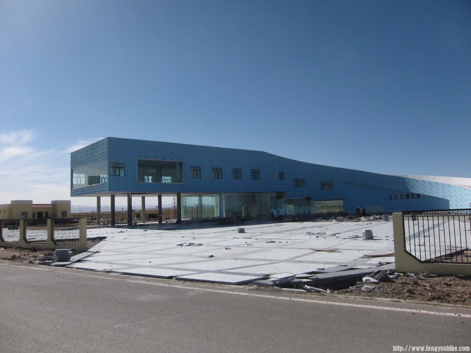 青海湖畔很现代的一座建筑