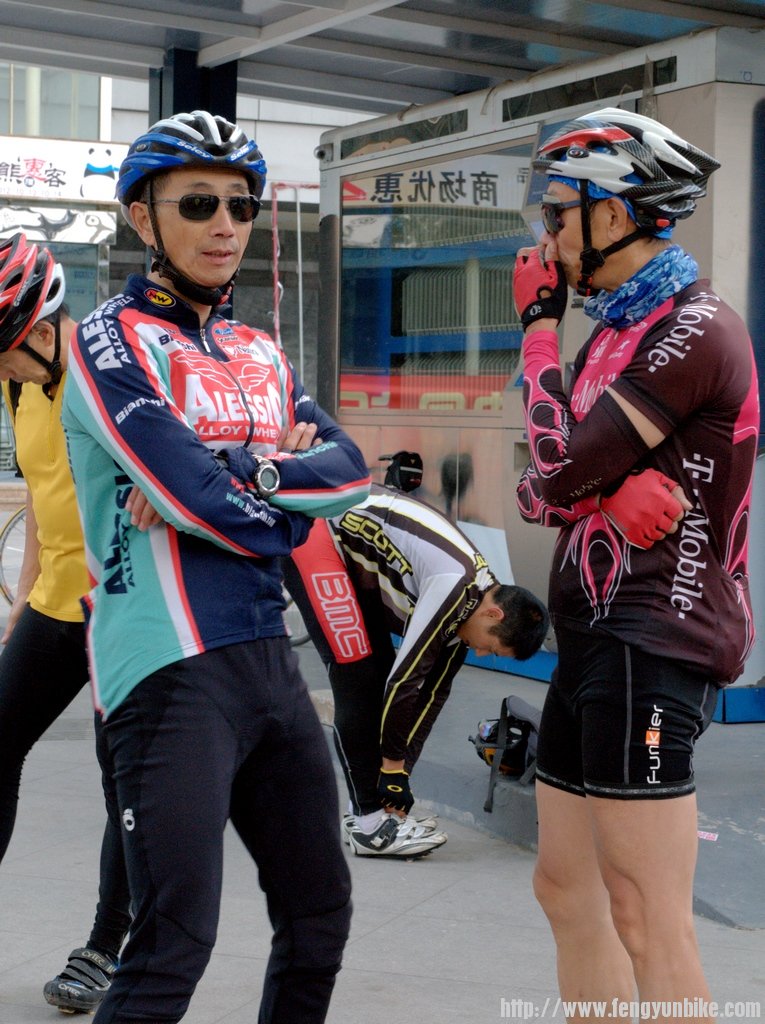 左边的是孙健,57岁,    3,14'30''