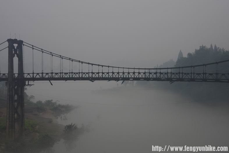 路边废弃的吊桥