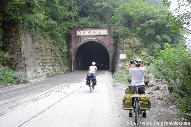 进山后的第一个隧道：老虎嘴隧道，隧道里无照明，路面有坑。。。要注意通行安全 ... ... ...