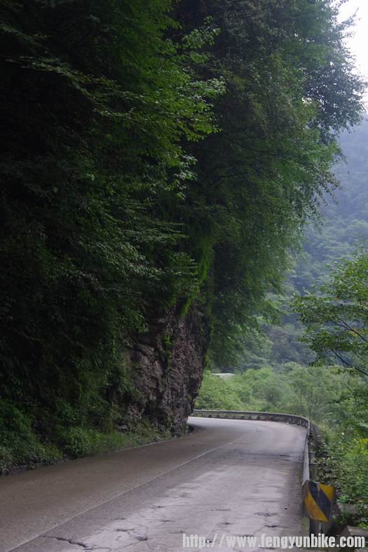 出新沟后的山路。。风景很美