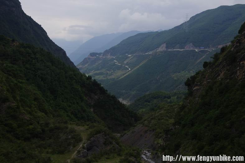 过二郎山隧道景色立马变换成高原风光了