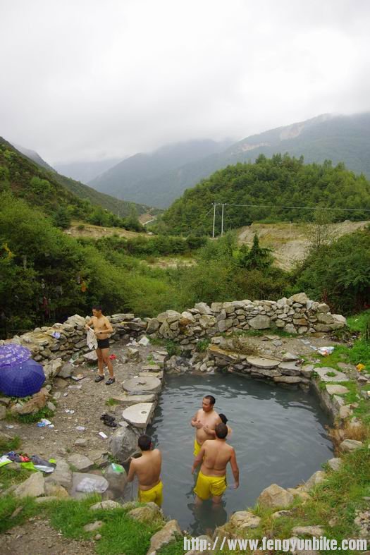 出康定后到折多塘泡温泉，水内沉积物多。。女孩还是免了吧