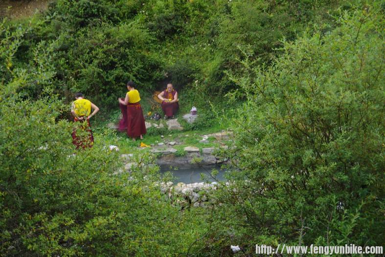 喇嘛也来泡温泉
